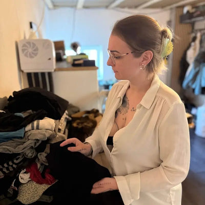 Kundeanmeldelse af S21 brystpumpe – mor der ordner vasketøj med en håndfri elektrisk brystpumpe