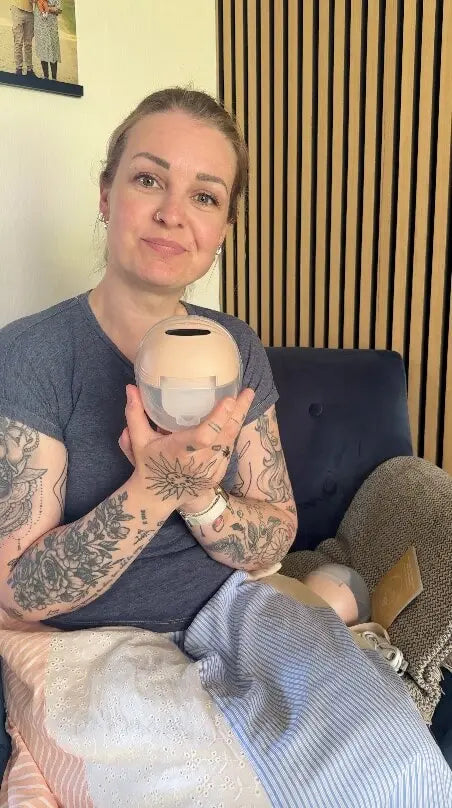 Vivi sidder i sofaen og viser sin diskrete brystpumpe frem (UGC).